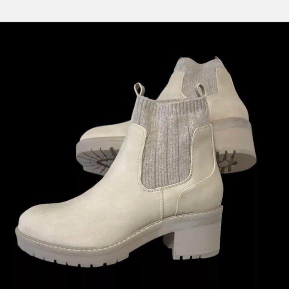 B-52 Bullboxer Women’s Beige Leather Ankle Lug Boots - Picture 1 of 5